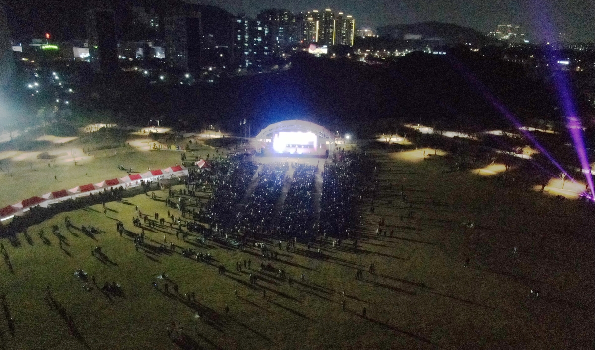 연수구 원도심에 전국 최대 규모의 잔디광장이 조성됐다